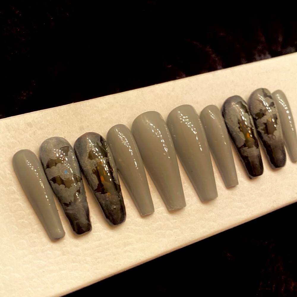 Press on nails